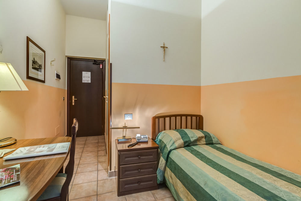 ホテル Domus Carmelitana ローマ エクステリア 写真